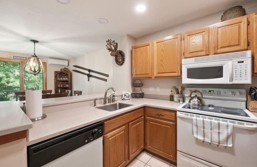 Lincoln House | Large Condo at Forest Ridge! Hot Tub*Pool*Shuttle