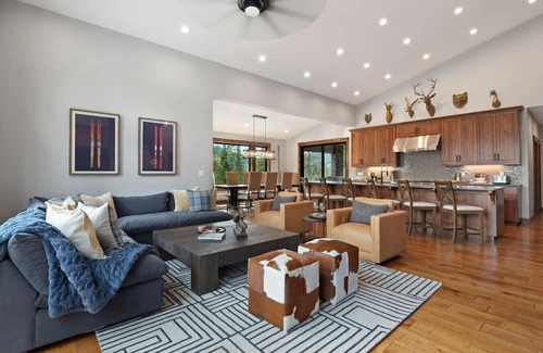 Government Camp House | 6BR Group Getaway | Hot Tub, 3 Kitchens, 3 Living