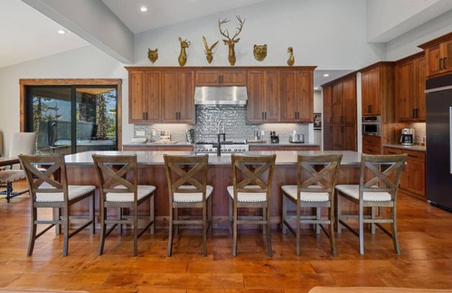 Government Camp House | 6BR Group Getaway | Hot Tub, 3 Kitchens, 3 Living
