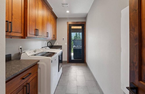 Government Camp House | 6BR Group Getaway | Hot Tub, 3 Kitchens, 3 Living