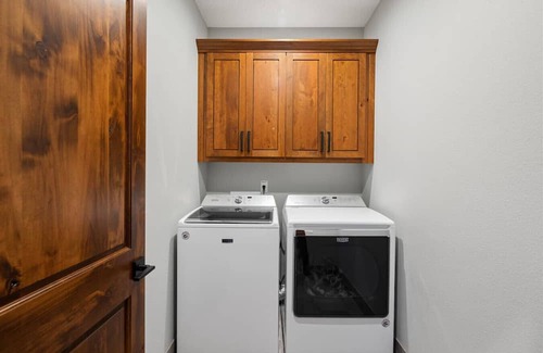 Government Camp House | 6BR Group Getaway | Hot Tub, 3 Kitchens, 3 Living