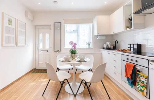 Plumstead Apartment | New! Delightful 2BR Flat in Woolwich