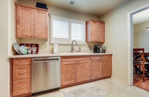 Stockton House | Walkable Miracle Mile Retreat w/ Peaceful Patio