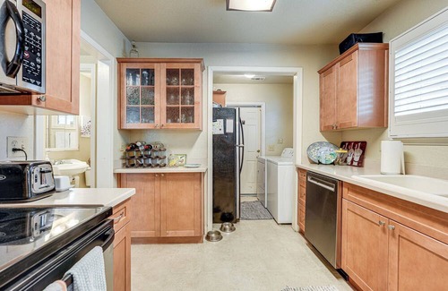 Stockton House | Walkable Miracle Mile Retreat w/ Peaceful Patio