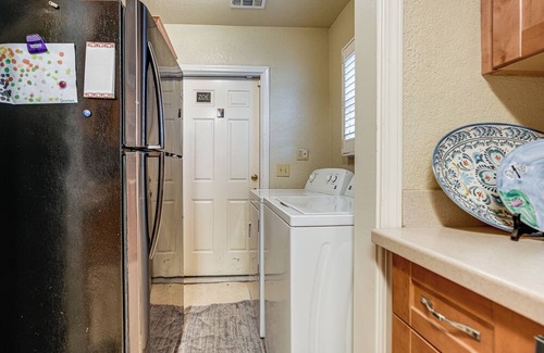 Stockton House | Walkable Miracle Mile Retreat w/ Peaceful Patio