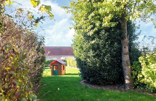 Nieuwpoort House | Spacious town house at canal with garden