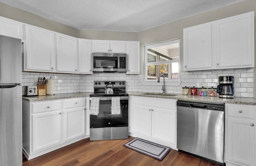 Watauga House | Pickleball & HotTub near FW Stockyards Sleeps 20