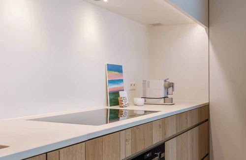 Lichtervelde House | Cozy Village Getaway with Garden views & Parking