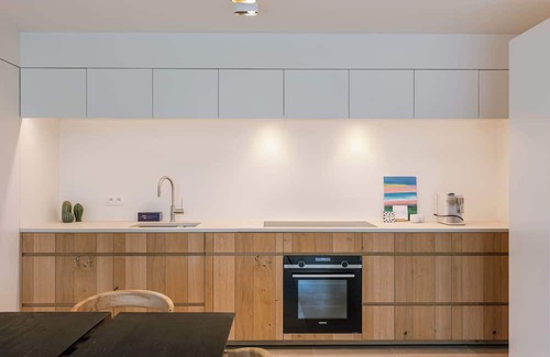 Lichtervelde House | Cozy Village Getaway with Garden views & Parking
