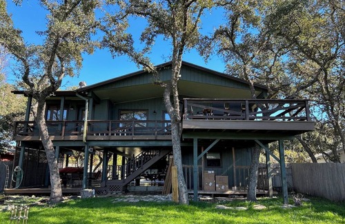 Canyon Lake Cabin | Entertainers Paradise! Breathtaking Sunsets and stunning lake views!