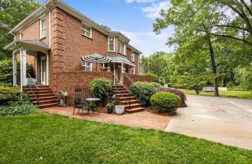 Burlington House | 3-bedroom, walking distance to Elon University
