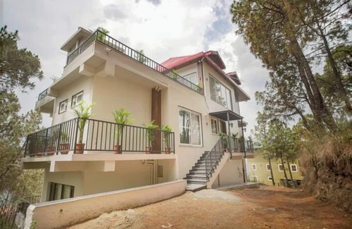Kumarhatti House | Scarlett Peaks | Luxe 4BHK w/Theatre & Game Lounge