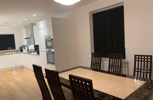 South Ockendon House | Charming and Spacious 4-bedroom building in South Ockendon 30 minutes to London
