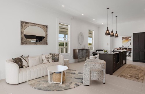 Te Horo Villa | Te Horo Haven - spacious 4 Bedroom Villa with Pool, Spa and great family vibes!