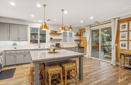 Sacramento House | NEW Stylish 5-Bed, 3-Bath Home Near Downtown with EV Charger