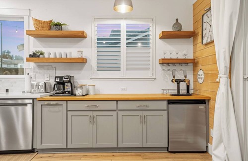 Sacramento House | NEW Stylish 5-Bed, 3-Bath Home Near Downtown with EV Charger