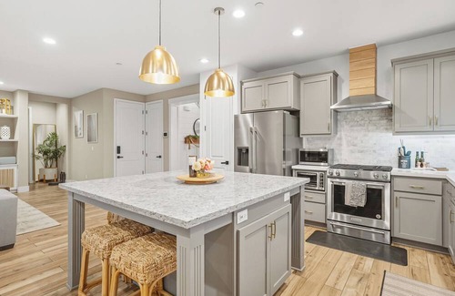 Sacramento House | NEW Stylish 5-Bed, 3-Bath Home Near Downtown with EV Charger
