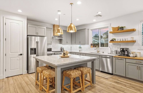 Sacramento House | NEW Stylish 5-Bed, 3-Bath Home Near Downtown with EV Charger