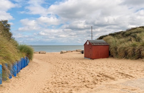 Scratby Ski Chalet | Homely chalet to hire in Scratby nearby the beach in Norfolk ref 76166B