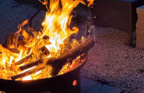 Selkirk Cabin | Cozy 2 room cabin viewing the water from your front deck.