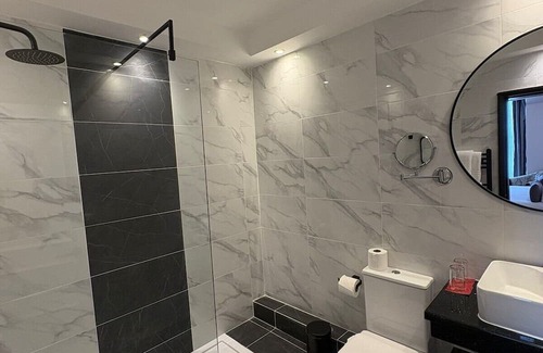 Oban Hotel | Oban Bay Escape: Central Stay with Pier Views, Walk to Distillery & McCaig’s Tow