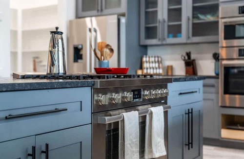 South Gate Ridge House | Luxury 4BR | Pool, Gym, Fireplace & Outdoor Dining