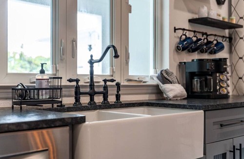 South Gate Ridge House | Luxury 4BR | Pool, Gym, Fireplace & Outdoor Dining