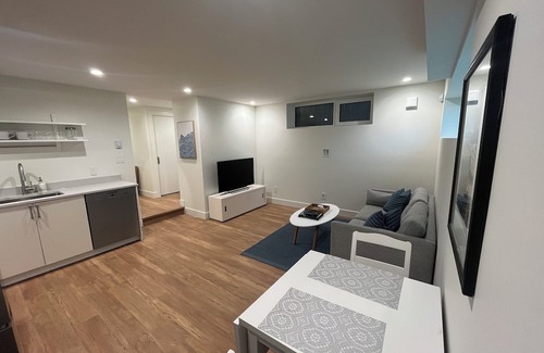 Dollarton House | Enjoy the mountains and the ocean from this clean and cozy Deep Cove Suite