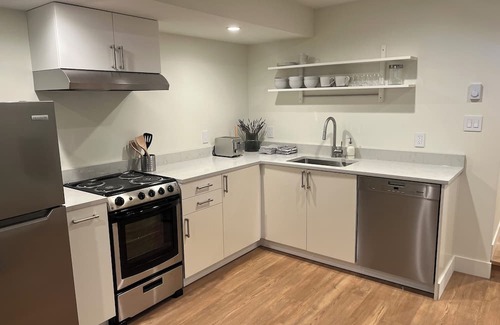Dollarton House | Enjoy the mountains and the ocean from this clean and cozy Deep Cove Suite
