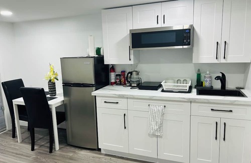 Fort Gary House | Lakeview walkout suite - private Entrance