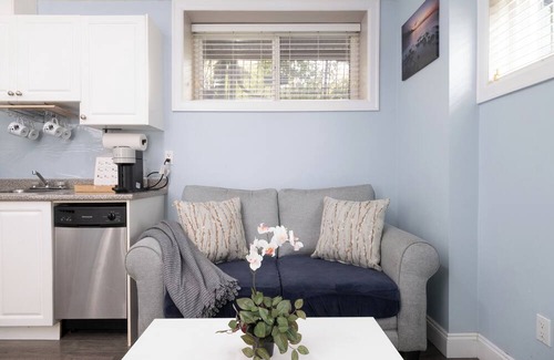 Renfrew-Collingwood House | 2 bedroom suite Walk to SkyTrain, Grocery, Macdonald & more