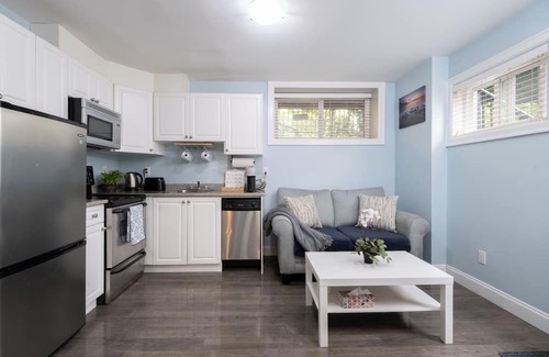 Renfrew-Collingwood House | 2 bedroom suite Walk to SkyTrain, Grocery, Macdonald & more