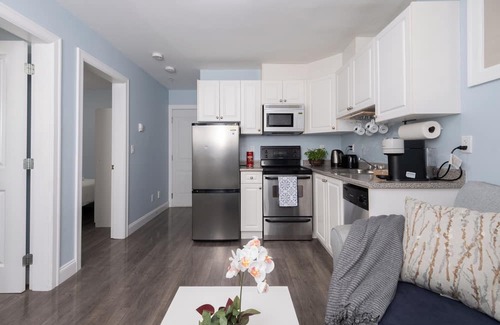Renfrew-Collingwood House | 2 bedroom suite Walk to SkyTrain, Grocery, Macdonald & more