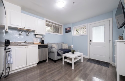 Renfrew-Collingwood House | 2 bedroom suite Walk to SkyTrain, Grocery, Macdonald & more