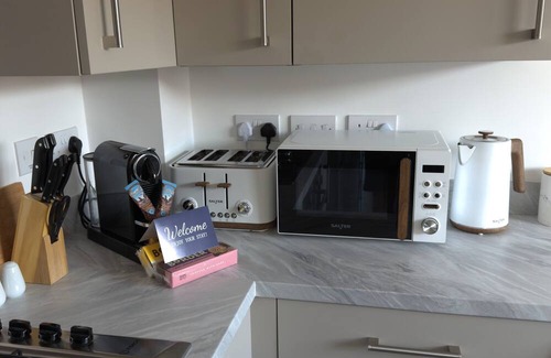 Rosliston House | Rivoli Brook, Stylish 3-Bed House ideal for Work & Family Stays