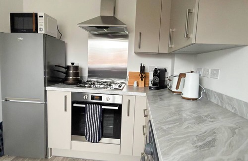 Rosliston House | Rivoli Brook, Stylish 3-Bed House ideal for Work & Family Stays