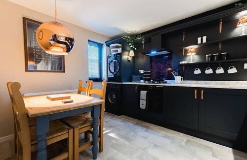 Hull Old Town Villa | Hullidays》Hull Marina Townhouse