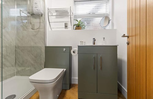 Worcester Apartment | Perry - BRAND NEW Stylish City Centre Apartment - Sleeps 4