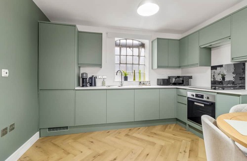 Worcester Apartment | Perry - BRAND NEW Stylish City Centre Apartment - Sleeps 4