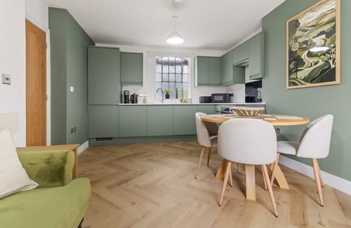 Worcester Apartment | Perry - BRAND NEW Stylish City Centre Apartment - Sleeps 4