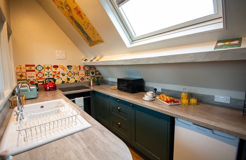 Llwyngwril Cottage | Salem The Blue Chapel - sleeps 6 guests in 3 bedrooms