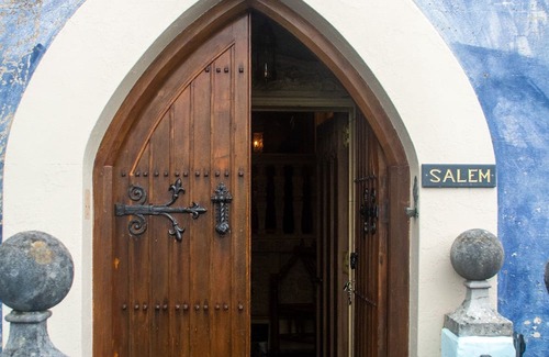 Llwyngwril Cottage | Salem The Blue Chapel - sleeps 6 guests in 3 bedrooms