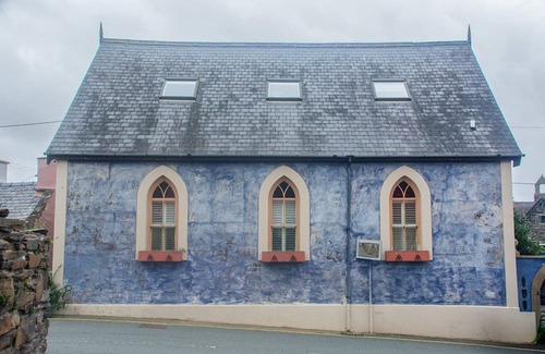 Llwyngwril Cottage | Salem The Blue Chapel - sleeps 6 guests in 3 bedrooms