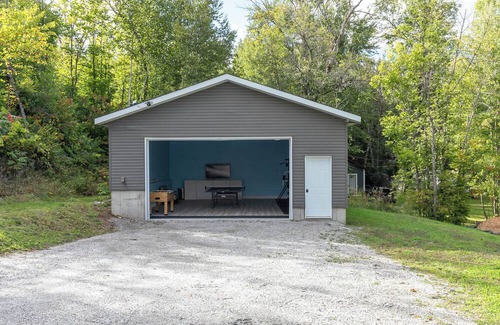 Bouchette Ski Chalet | Modern Lakefront Chalet with Games Room, Gym, Wrap Around Balcony & Scenic Views