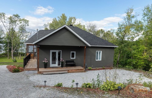 Bouchette Ski Chalet | Modern Lakefront Chalet with Games Room, Gym, Wrap Around Balcony & Scenic Views