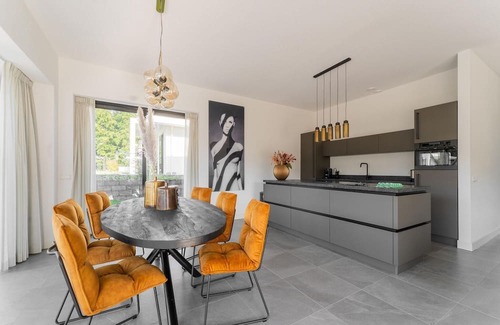 Zeewolde House | Stylish 6-person waterfront villa with three bathrooms, open kitchen with cooking island, and private dock – combining space and comfort.