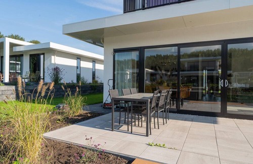 Zeewolde House | Stylish 6-person waterfront villa with three bathrooms, open kitchen with cooking island, and private dock – combining space and comfort.