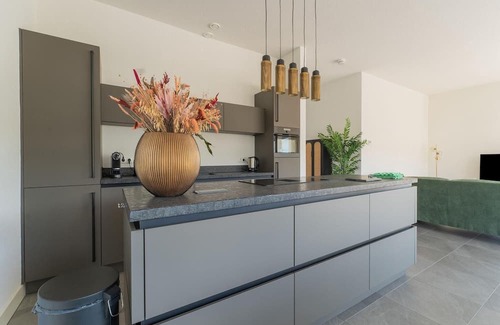 Zeewolde House | Stylish 6-person waterfront villa with three bathrooms, open kitchen with cooking island, and private dock – combining space and comfort.