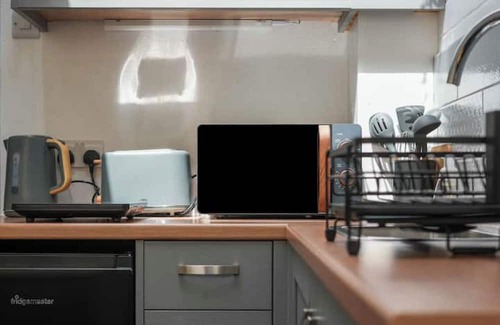 Hillsborough Apartment | Bright Stylish Apartment, 10 Mins to Peaks & City