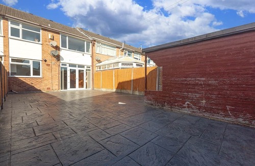 Exhall House | Spacious & Modern 4-Bed Home – Sleeps 7